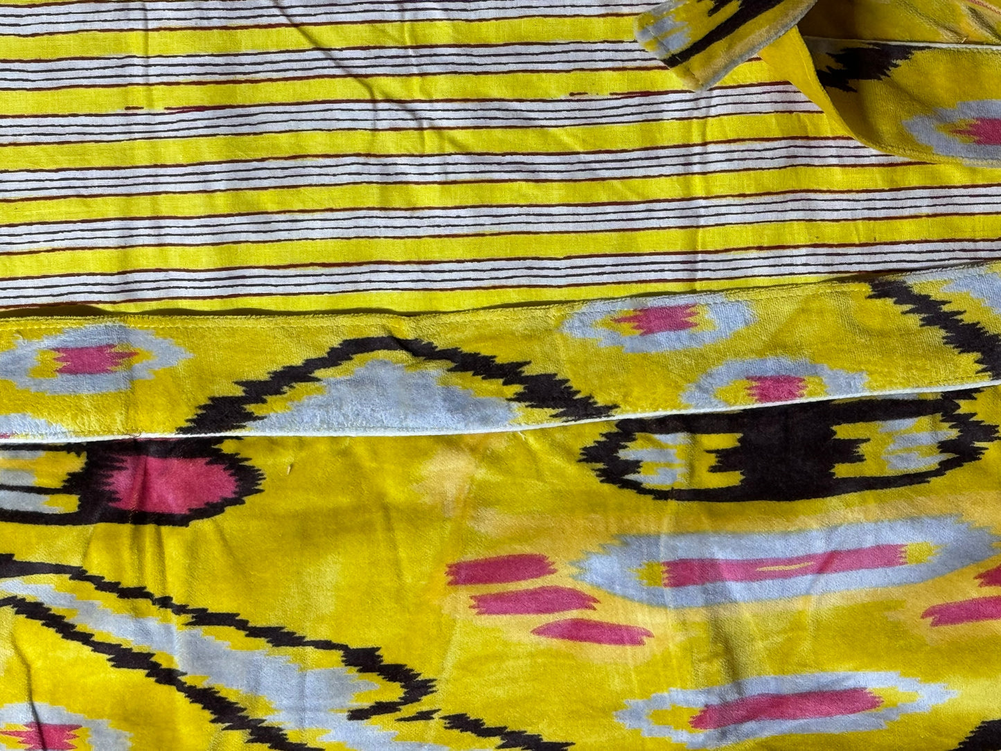 PEIGNOIR EN VELOURS DE COTON IKAT JAUNE