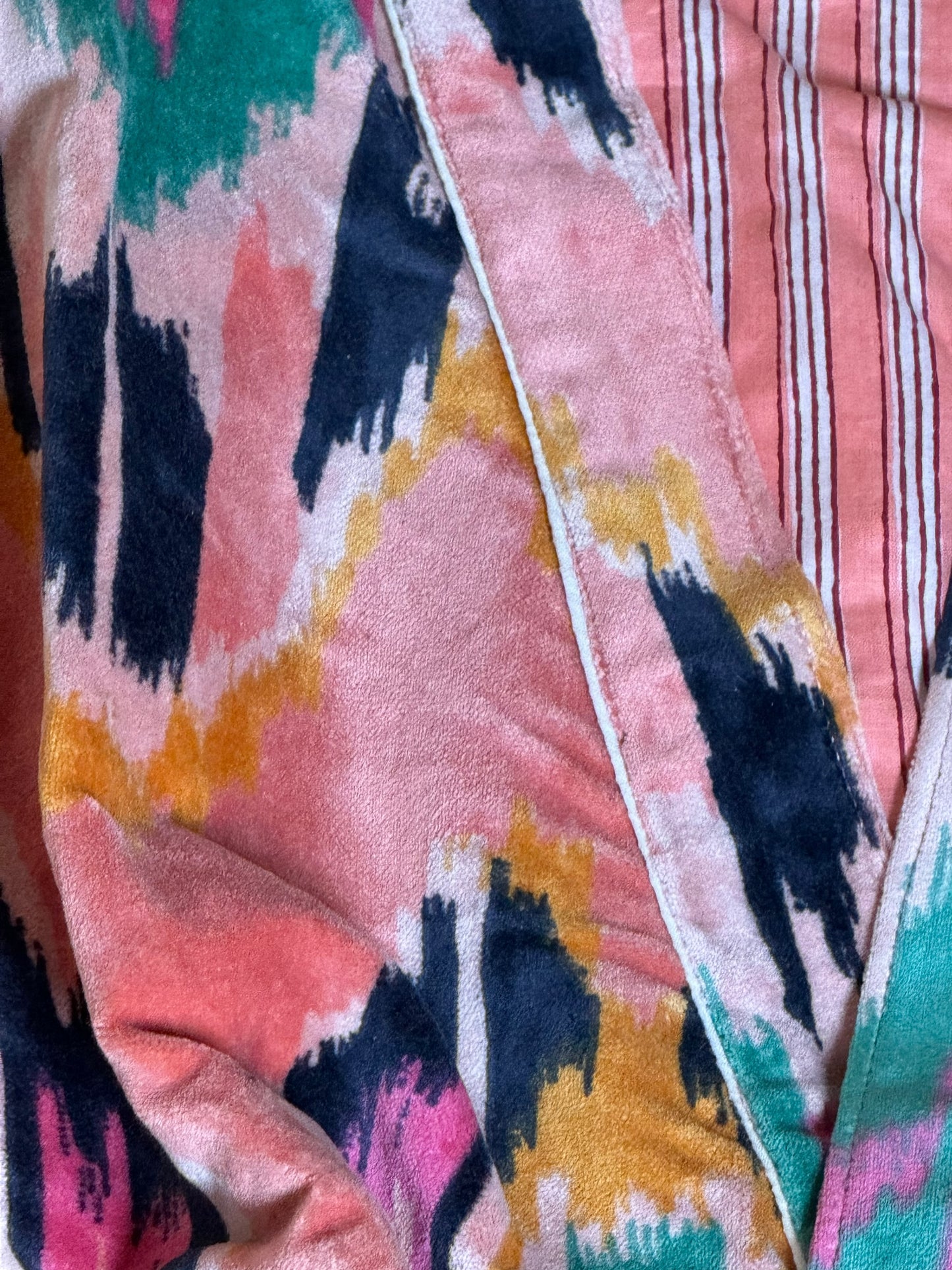 PEIGNOIR EN VELOURS DE COTON IMPRIMÉ IKAT ROSE
